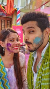 Alice Kaushik Instagram - We believe in haath & pair todh mehnat..🤣♥️ Celebrating 2 years of #raavipandya and how!! 🫶🫶 Also #HappyHoli from us 😘 #shivi #kdice #kanwardhillon #alicekaushik #holi2023