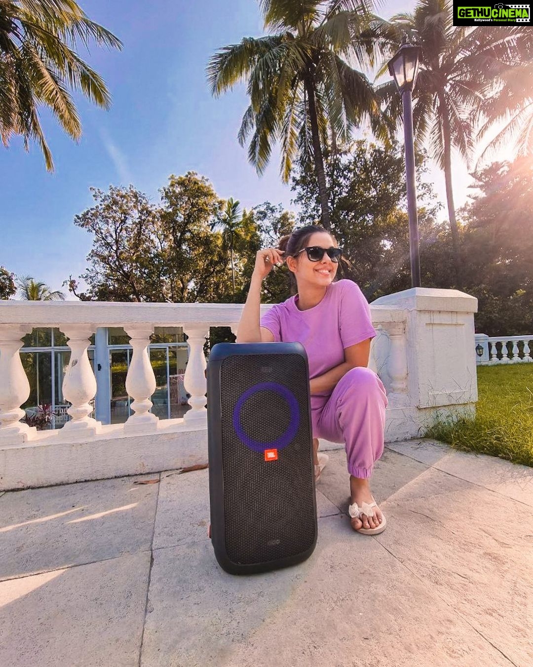 Alice Kaushik Instagram - Taking my music with me 🎶 💖 Location: @sadh_villa Love love love @jbl_pro