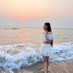 Alice Kaushik Instagram - I wonder if the sunset knows how beautiful it is 💞 -Borrowed Words.