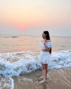 Alice Kaushik Instagram - I wonder if the sunset knows how beautiful it is 💞
-Borrowed Words.