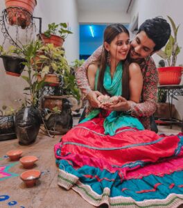 Alice Kaushik Instagram - Aankhein hume ye raaas aa gayi, ab him yahan se jaaayein Kahaan ? ❤️ 🎵