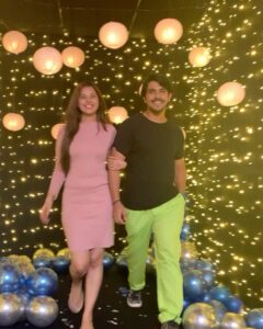 Alice Kaushik Instagram - It was Saas Bahu Aur Saazish's 18th birthday and who else to bring it in with other than my on-screen pati and #PartnerInCrime 💕 
@kanwardhillon_ 😘
@sbsabpnews 🎂