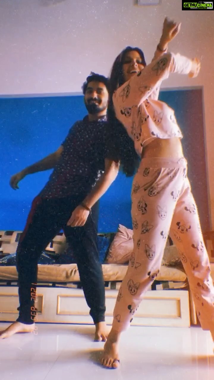Alice Kaushik Instagram - To sum up, my mornings with susudi @sushobhs ❣️ #WeCouldHaveDancedToThisButYouHadToRuinIt 🤣🤣 #ThingsWeMakeEachOtherDo 👫🏻