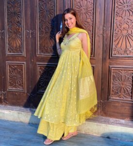 Alice Kaushik Instagram - Wearing this lovely outfit by  @neha_and_manju 🌼💛