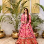 Alice Kaushik Instagram - Jugnuon se bhar le aanchal, Beet jaaaye kahin na ye pal, Kal jo hoga dekh lenge kal 🎶💖 #AlizafarYouAndYourVoice 🤌🏻 Outfit: @vasansi_jaipur Styled by: @malvikapanjabi31 💞