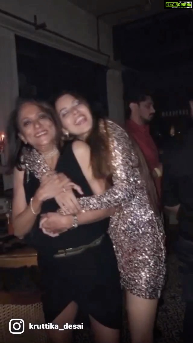 Alice Kaushik Instagram - The song says it all…❤️ #loveyouverymuch #oneofthefewbondsformed Mannrangi