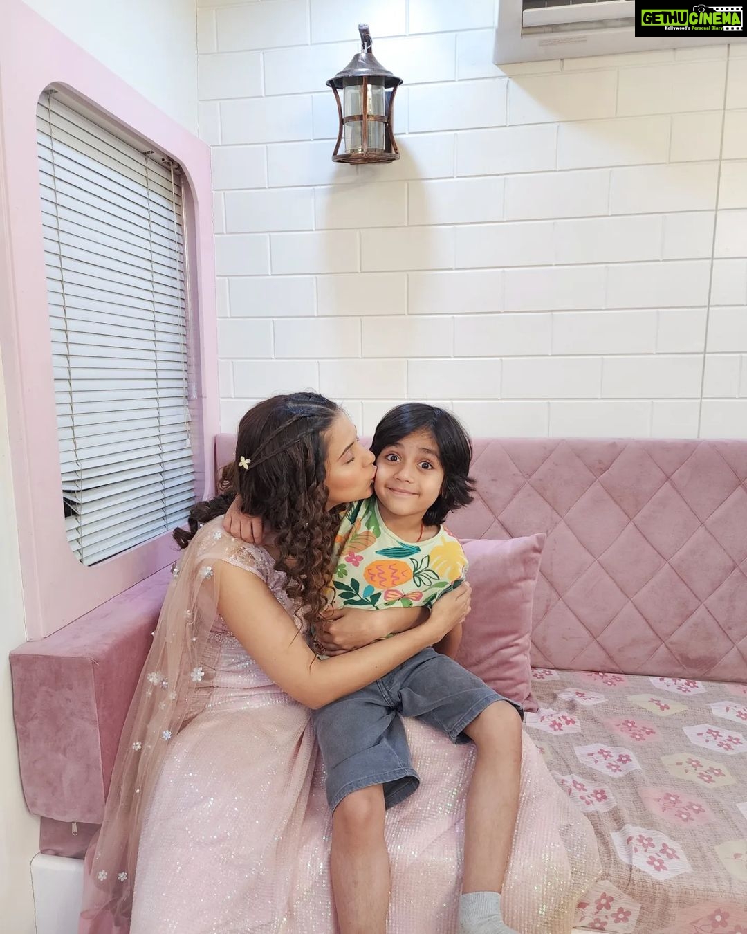 Alice Kaushik Instagram - Never without a kiss in this little goofball's presence 😘 #LittleRitual #heartstealer #Babbarrrrrrrr 💕😁