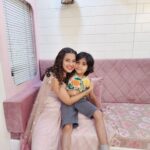 Alice Kaushik Instagram - Never without a kiss in this little goofball's presence 😘 #LittleRitual #heartstealer #Babbarrrrrrrr 💕😁