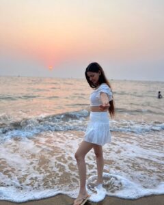 Alice Kaushik Instagram - I wonder if the sunset knows how beautiful it is 💞
-Borrowed Words.