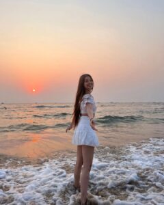 Alice Kaushik Instagram - I wonder if the sunset knows how beautiful it is 💞
-Borrowed Words.