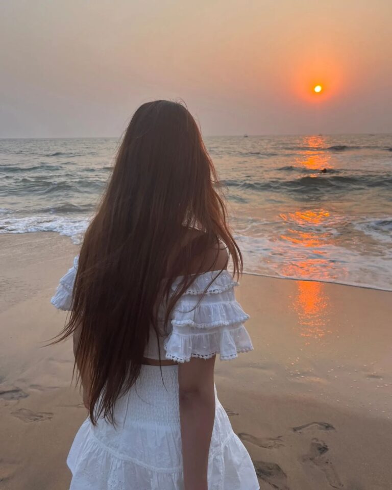 Alice Kaushik Instagram - I wonder if the sunset knows how beautiful it is 💞 -Borrowed Words.