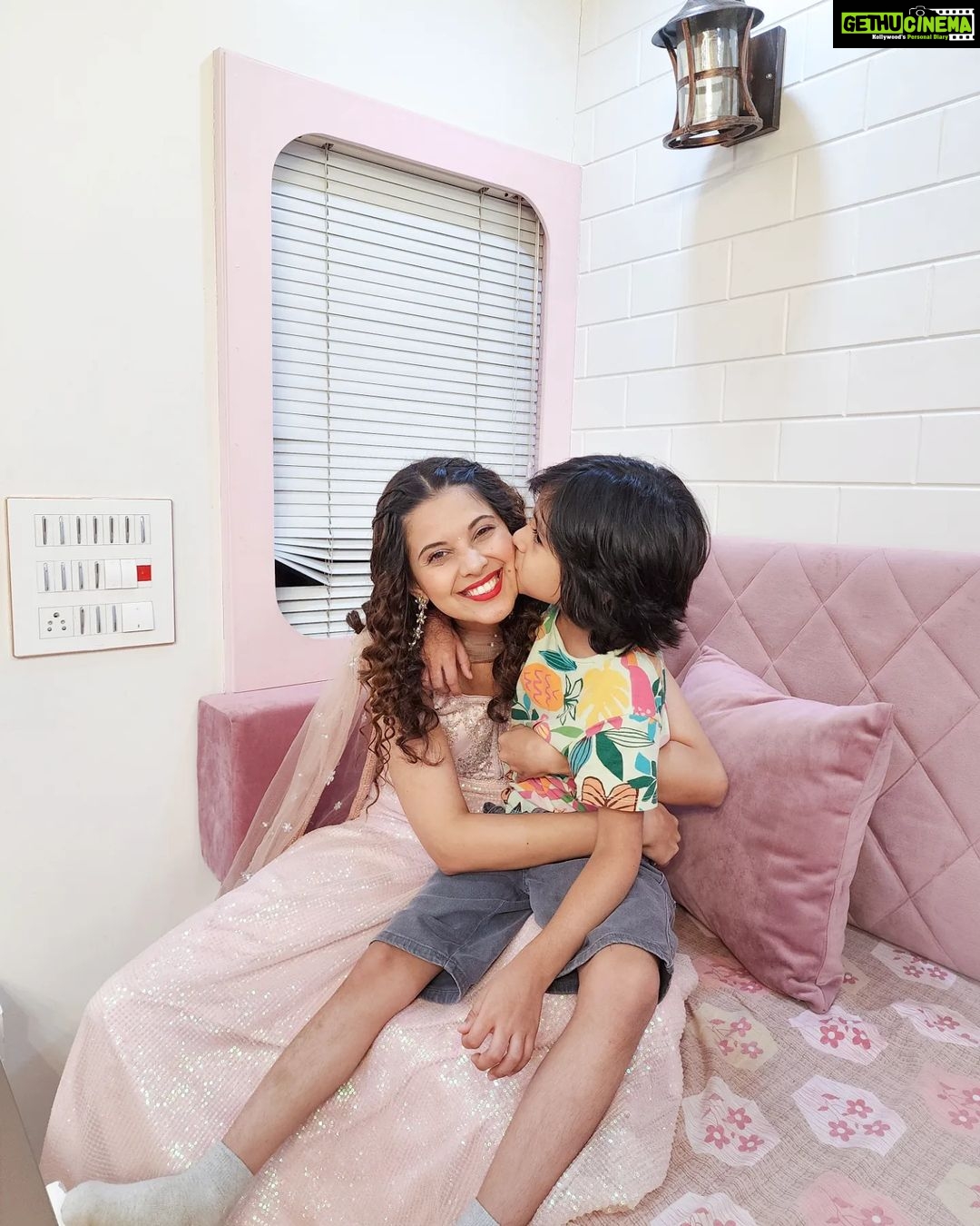 Alice Kaushik Instagram - Never without a kiss in this little goofball's presence 😘 #LittleRitual #heartstealer #Babbarrrrrrrr 💕😁