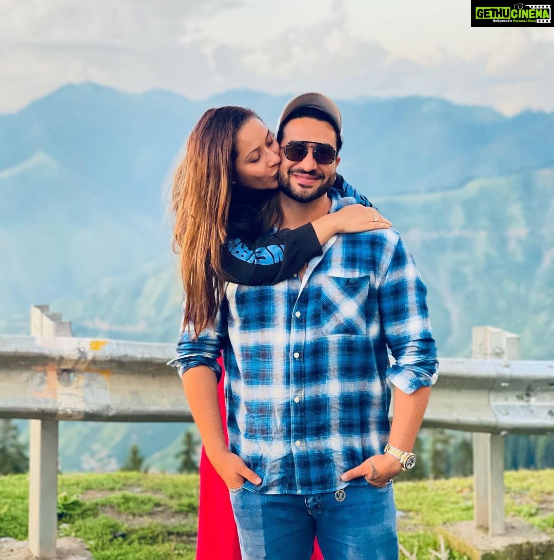 Aly Goni Instagram - Happy birthday meri pyari behan ❤️ thank u so much for everything ❤️ I love u soooo much ❤️ Allah saari khushiyan de aur khoob sare paise mere liye gift lene ke liye 😂😘😘