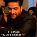 Aly Goni Instagram - Samajh nahi aa raha kya bolu 💔 u msged me 2 days back and gave me so many blessings and told me how much u loved my new song❤️ and u asked me if I will do a same kind of song with u.. and I promised u I will.. but I m sorry Sonali ji yeh promise ab adhura reh gaya 💔 You will be missed.. may god rest your beautiful soul in peace 🙏🏼