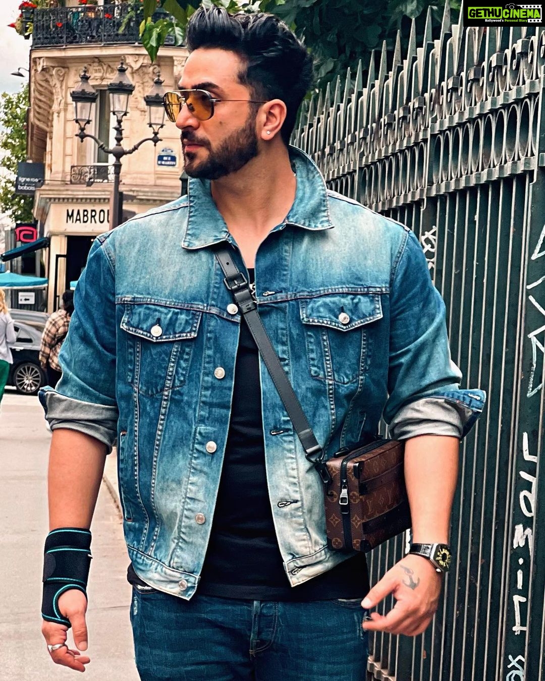 Aly Goni Instagram - “ Yun toh Apne aap mein ghum the.. Sach toh yeh hai waha bhi Tum the”.. ✨ 🎭