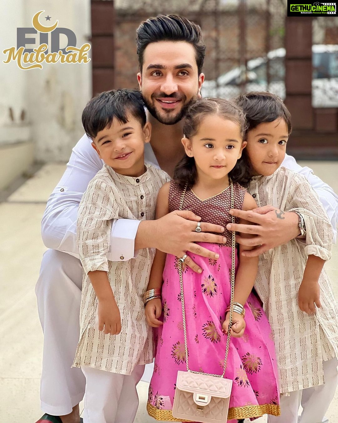 Aly Goni Instagram - Ghar se door hu par dil wahi hai ❤️ Eid Mubarak 🌙 to Y’all and your family ❤️