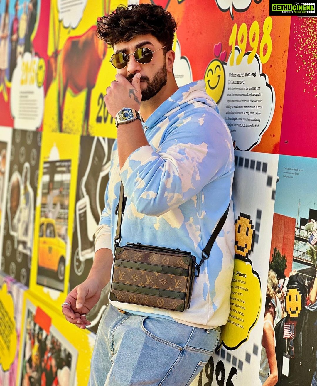 Aly Goni Instagram - 🤙🏽🤙🏽 Paris ki rangeen zindagi sorry I mean deewaren 😂😂 #alygoni