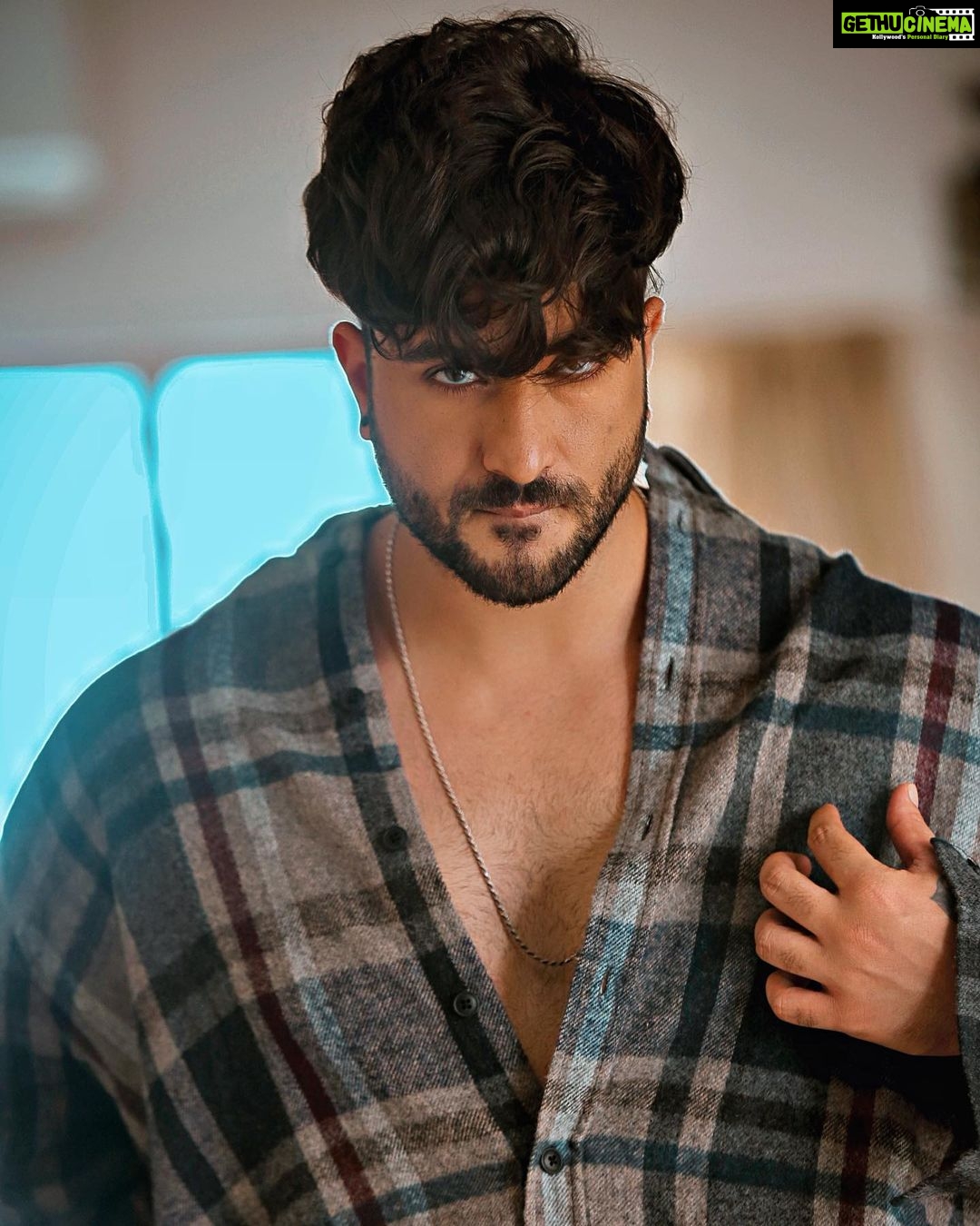 Aly Goni Instagram - “ Tere do din wale fame ka Chaska nahi hai” 🎭🤫🔝 📷 @bbhupi25