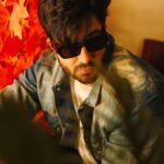 Aly Goni Instagram - “Kitna mehfooz tha gulab kanton ki gaud mein, Logon ki mohabbat mein patta patta bikhar gaya” 🥀 📸 @bbhupi25