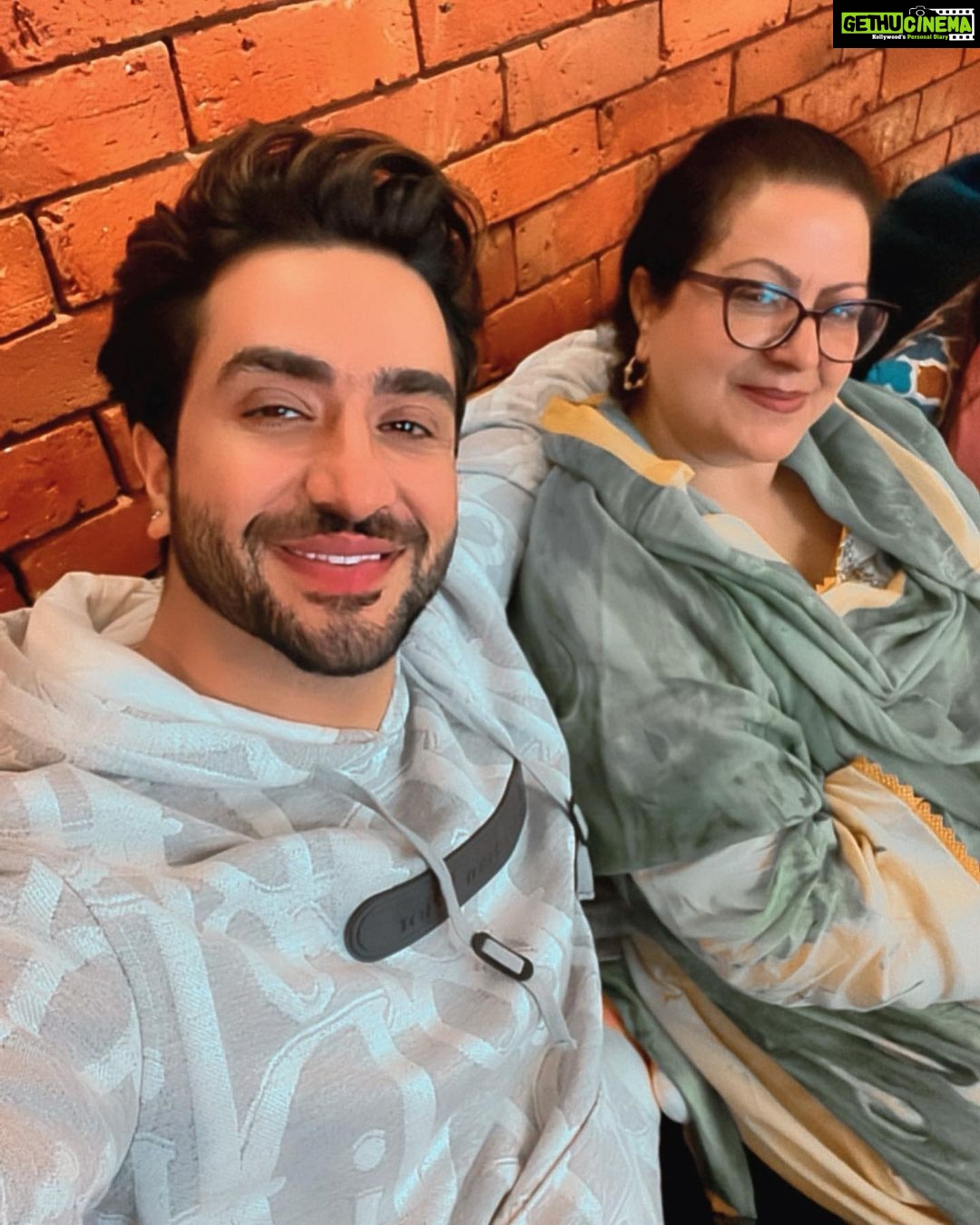 Aly Goni Instagram - “Labon par uske kabhi baddua nahi hoti, Bas ek maa hi toh hai jo kabhi khafa nahi hoti” ❤️ happy Mother’s Day to all the beautiful mothers ❤️