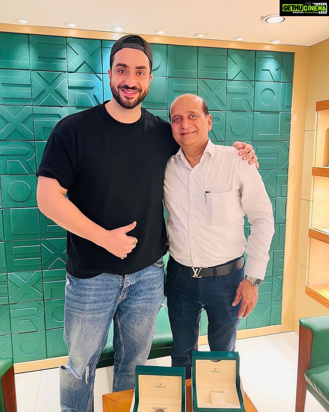 Aly Goni Instagram - Thank you so much @swissparadiseindia #Rolexboutique β€οΈ finally after waiting 3 years mera number aa gaya haha π.. Special thanks to Atul bhai and jay for arranging this beauty for me π€ karishmakhimmani @khimanivarun π€ #Rolex
