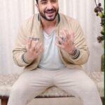 Aly Goni Instagram - #ContestAlert Bhaiyon aur Beheno, Meesho Arrey Waah League lekar aaya hai its 2nd challenge! Yeh shandar league me hai total 4 challenges jismein aapko milenge contests, savings aur prizes bhi! Leaderboard ke mutabik hum 6th rank par hai BUT picture abhi baaki hai mere dost! Let's aim to be no.1! Dance khulke and join me by following these steps: 1) Follow the @meeshoapp 2) Humare team anthem pe dance karo by selecting the audio box at the bottom right of my reel and tag our team #LucknowSaverKings! Aur bas, apna video upload karo exactly meri tarah dance karke aur pao mauka jeetne ka Match Tickets, Meet & Greet, IPL Official Merchandise, Vouchers upto Rs.500. Aur, Sabse achi videos Meesho ke page pe bhi feature ho sakti hai. @alygoni #MeeshoArreyWaahLeague #MeeshoArreyWaah #ArreyWaah #ArreyWaahLucknow #MAWL #Meesho #MeeshoApp #Lucknow