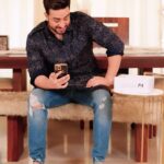 Aly Goni Instagram - This Ramadan, gift your loved one the @zaynmyzaind #GlowOfCelebration box which comes with ZM Vitamin C Face Wash, Serum, Transfer-Proof Lipstick and oh-so-black kajal. The best part is that my sister loved it! So go grab yours🤗 Use my coupon code ZMALY20 to avail of 20% discount on website. #ZMRamadan #GlowOfCelebration #ZMEid #HalalCertified #AWZM