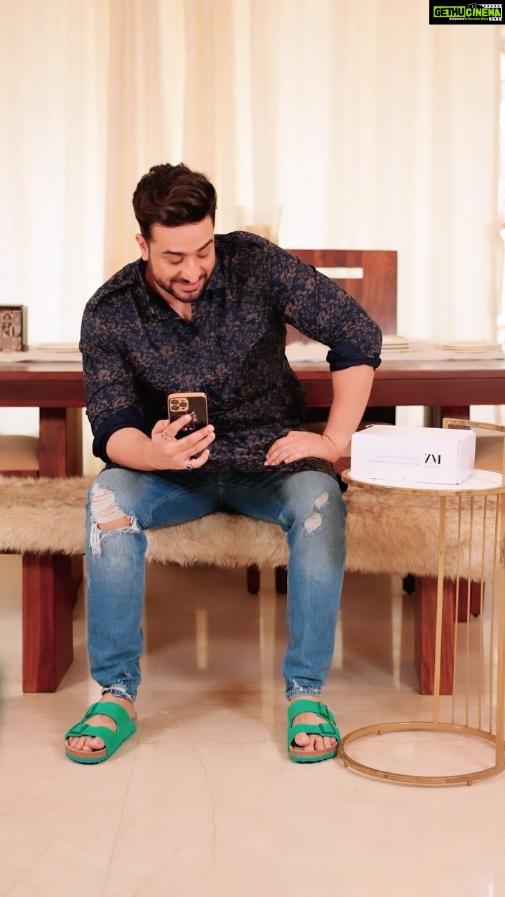 Aly Goni Instagram - This Ramadan, gift your loved one the @zaynmyzaind #GlowOfCelebration box which comes with ZM Vitamin C Face Wash, Serum, Transfer-Proof Lipstick and oh-so-black kajal. The best part is that my sister loved it! So go grab yours🤗 Use my coupon code ZMALY20 to avail of 20% discount on website. #ZMRamadan #GlowOfCelebration #ZMEid #HalalCertified #AWZM