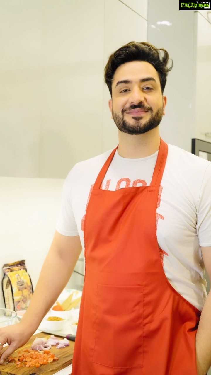 Aly Goni Instagram - Festivities are back and so are gathering with your loved ones . My friends are joining me for dinner tonight and I am cooking my favourite biryani . Biryani for me is an emotion because it always take me closer to celebrations and creating memories . I am sure biryani holds a special place for you all too .. share your story with me with #EmotionCalledBiryani And let’s celebrate festivities with @indiagatefoods #RamadanKareem #RamadanMubarak #EidMubarak #KashmiriBiryani #Eid2022 #Iftar #ClassicImpression