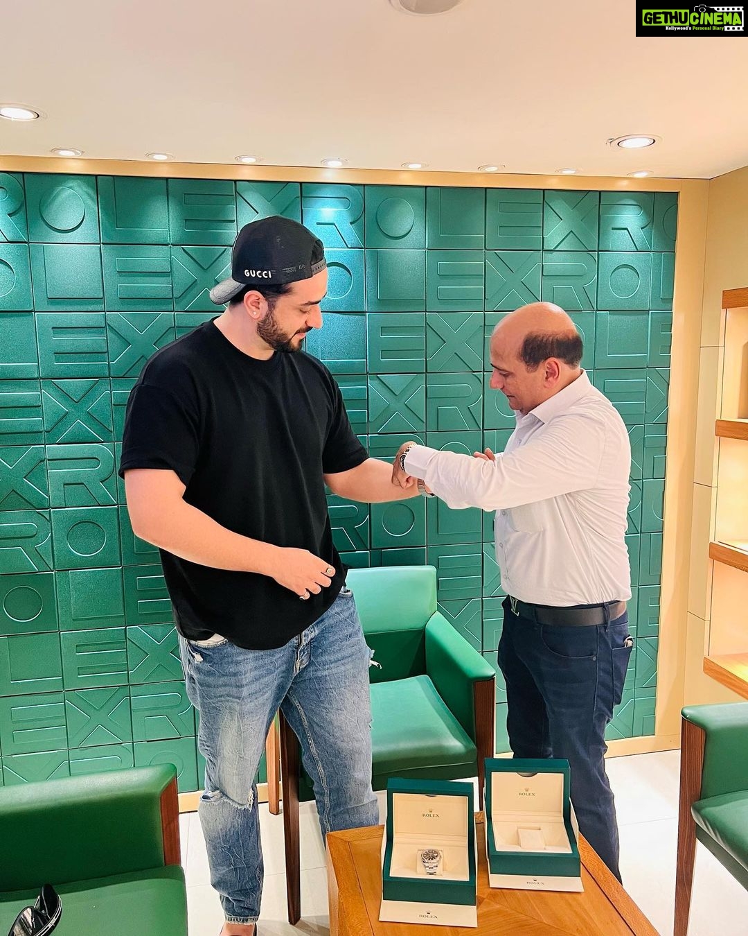 Aly Goni Instagram - Thank you so much @swissparadiseindia #Rolexboutique β€οΈ finally after waiting 3 years mera number aa gaya haha π.. Special thanks to Atul bhai and jay for arranging this beauty for me π€ karishmakhimmani @khimanivarun π€ #Rolex