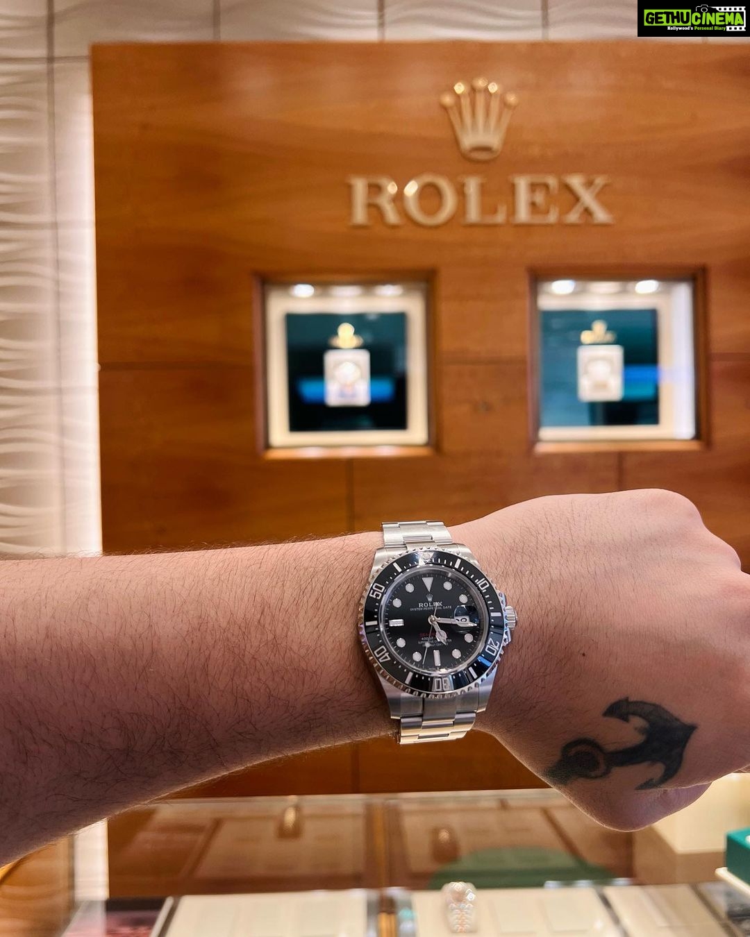 Aly Goni Instagram - Thank you so much @swissparadiseindia #Rolexboutique β€οΈ finally after waiting 3 years mera number aa gaya haha π.. Special thanks to Atul bhai and jay for arranging this beauty for me π€ karishmakhimmani @khimanivarun π€ #Rolex