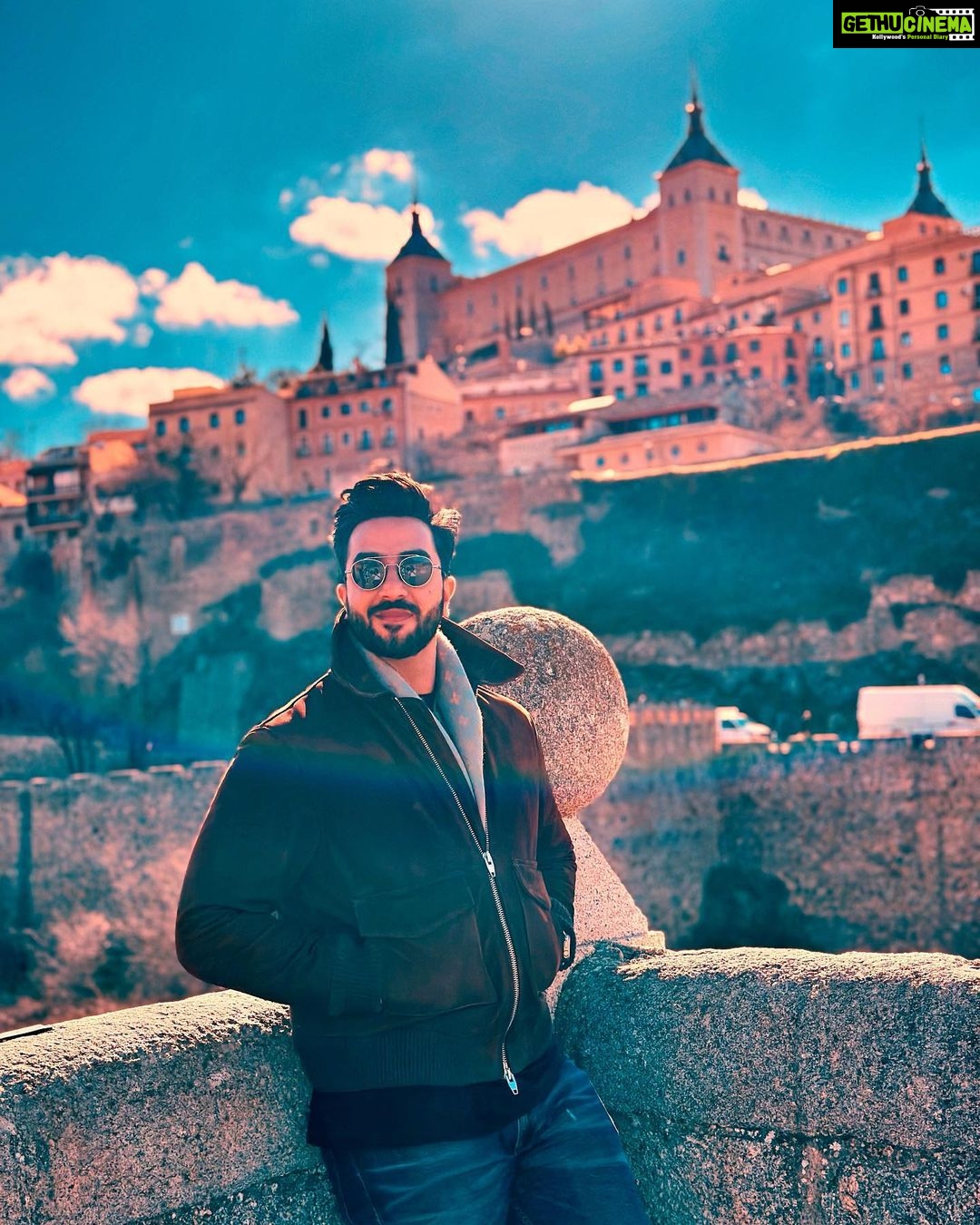 Aly Goni Instagram - “Rangon sa yeh jahan.. Kho gaye hum kahan” ✨ Toledo, Spain