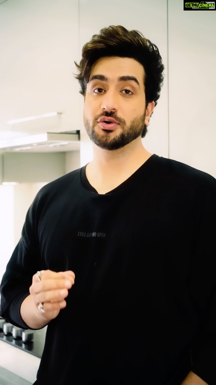 Aly Goni Instagram - My profession demands me to be healthy and fit at the same time ... also being a true foodie compromising on food is never a permanent solution . Thanks to @indiagatehealth for the right ingredients that help me eat better without compromising on my taste . Aab to bus health banao aur #JumKeKhao @indiagatefoods