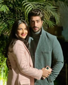 Aly Goni Instagram - Happy new year to y’all ❤️✨ Allah aap sab ko yeh naye saal bohot saari khushiya de Ameen 🤍#aboutlastnight #family
