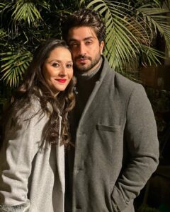 Aly Goni Instagram - Happy new year to y’all ❤️✨ Allah aap sab ko yeh naye saal bohot saari khushiya de Ameen 🤍#aboutlastnight #family