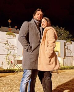 Aly Goni Instagram - Happy new year to y’all ❤️✨ Allah aap sab ko yeh naye saal bohot saari khushiya de Ameen 🤍#aboutlastnight #family