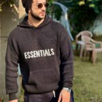 Aly Goni Instagram - Happy Christmas 🎄🤍 Sorry for not wearing red and white clothes😂🤣