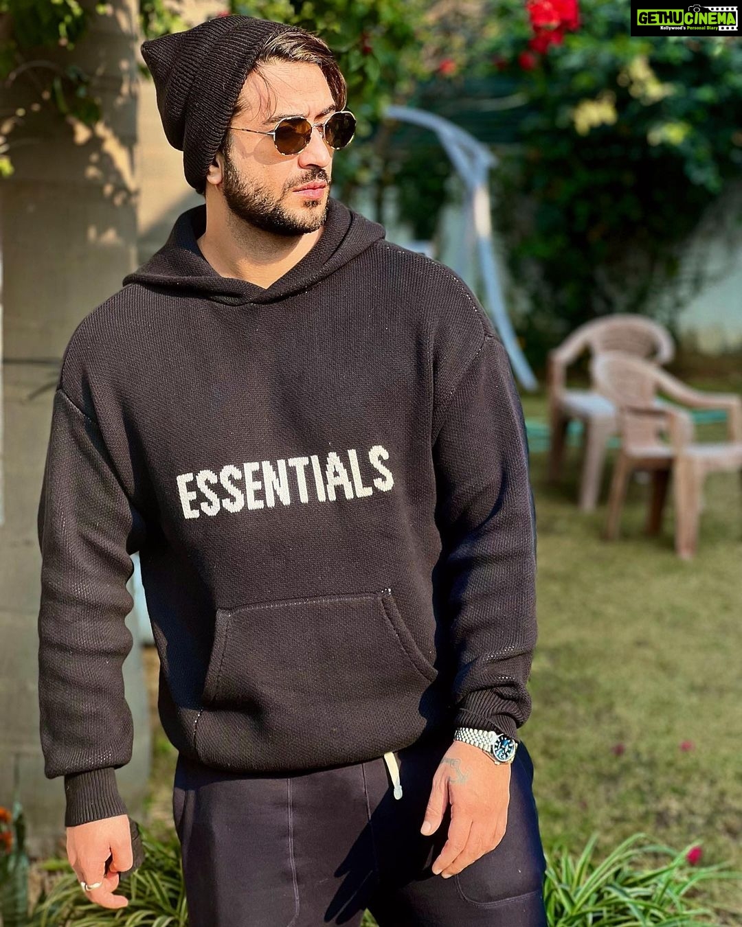Aly Goni Instagram - Happy Christmas 🎄🤍 Sorry for not wearing red and white clothes😂🤣