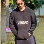 Aly Goni Instagram - Happy Christmas 🎄🤍 Sorry for not wearing red and white clothes😂🤣