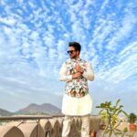 Aly Goni Instagram - “Woh khud hi naap lete hai bulandi aasmaan ki, Parindon ko nahi di jati taleem udaano ki” 🎭 ✨ Styledby: @stylebysugandhasood Outfitby: @zafirandshadab Coordinatedby: @khanzebaanis