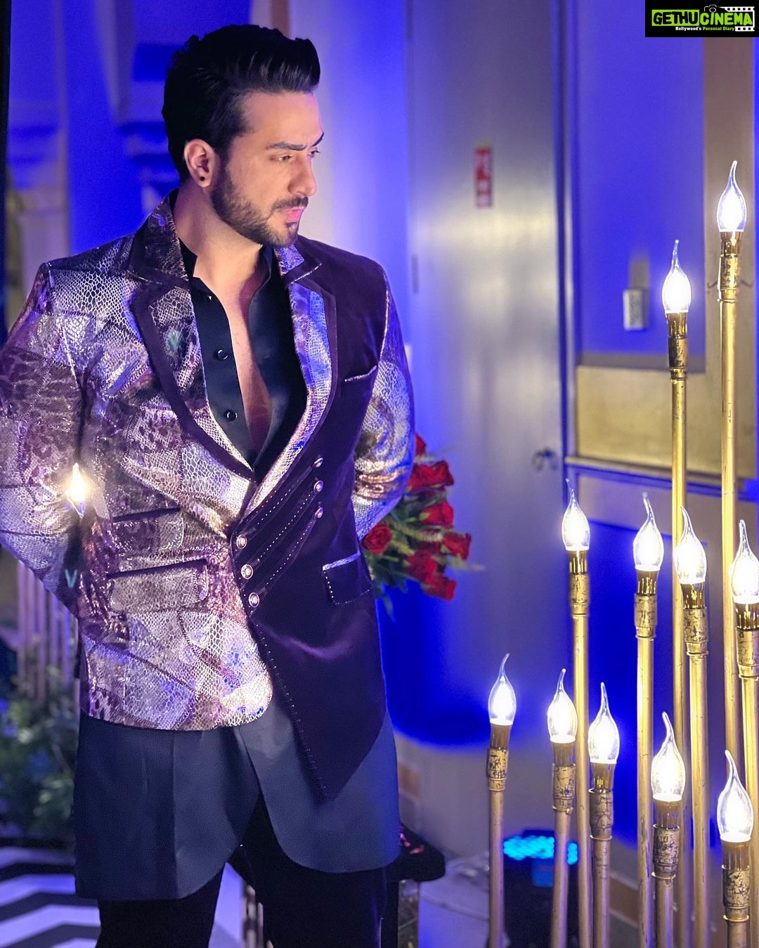 Aly Goni Instagram - Ab toh aadat si hogayi hai shaadiyon ki pictures daalne ki 😂 Styledby: @stylebysugandhasood Outfitby: @bharat_reshma