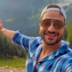 Aly Goni Instagram - Wait for the surprise 😛😍 hahaha i swearrr I was just shooting this video for my self and pata nahi kaha se yeh aagayi 😂
