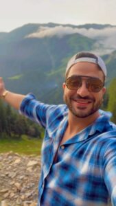 Aly Goni Instagram - Wait for the surprise 😛😍 hahaha i swearrr I was just shooting this video for my self and pata nahi kaha se yeh aagayi 😂