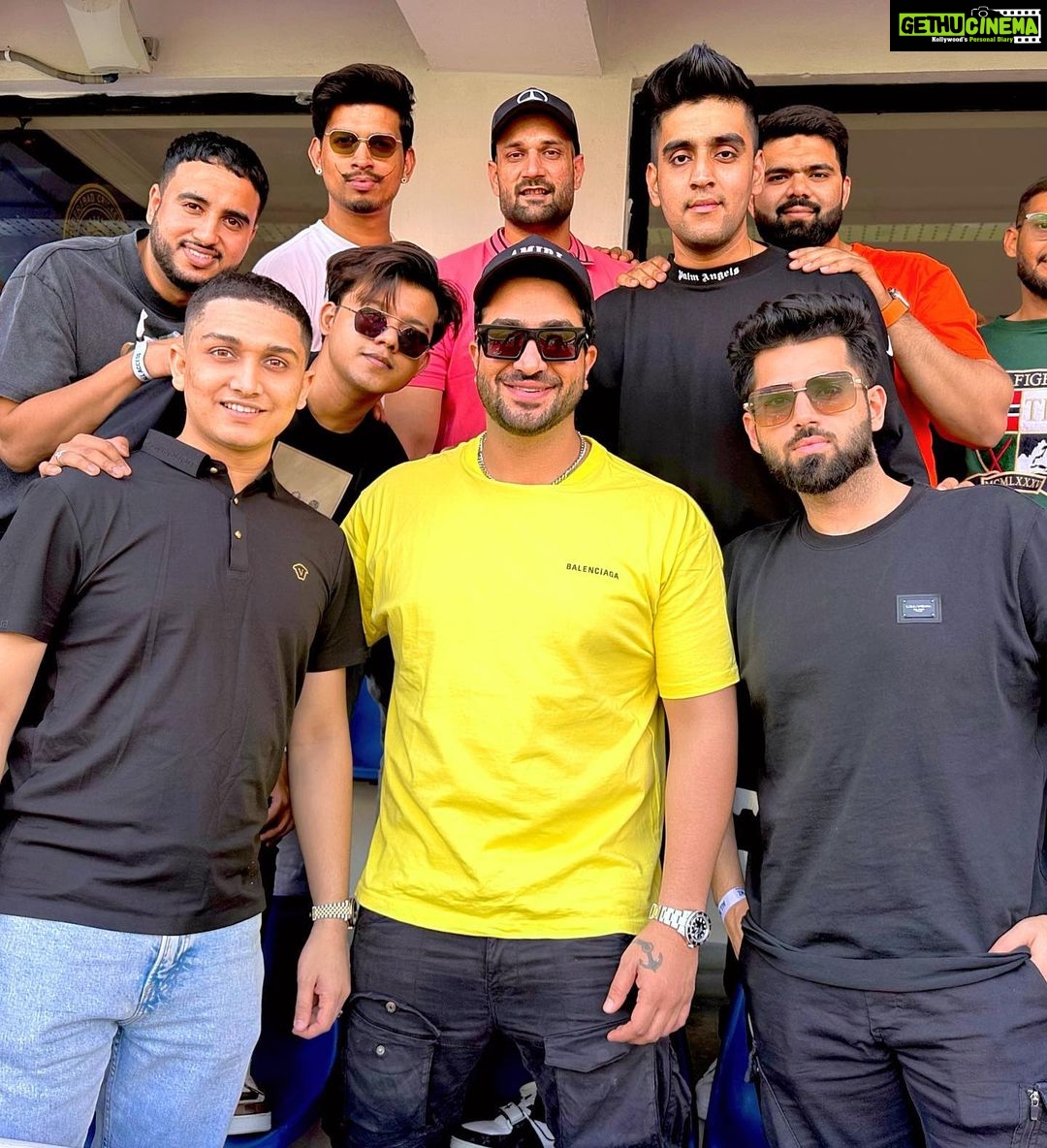 Aly Goni Instagram - A 24 hour trip to hyd with my brothers 😍What a fun day it was 🤪 #INDvsNZ and thanks to my bro @ofurqano for the best hospitality in Hyderabad as always ❤️ Rajiv Gandhi International Cricket Stadium