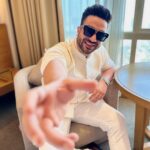 Aly Goni Instagram - “Kaash aisi bhi hawa chale. Kaun kiska hai,Pata chale”😉 #candid