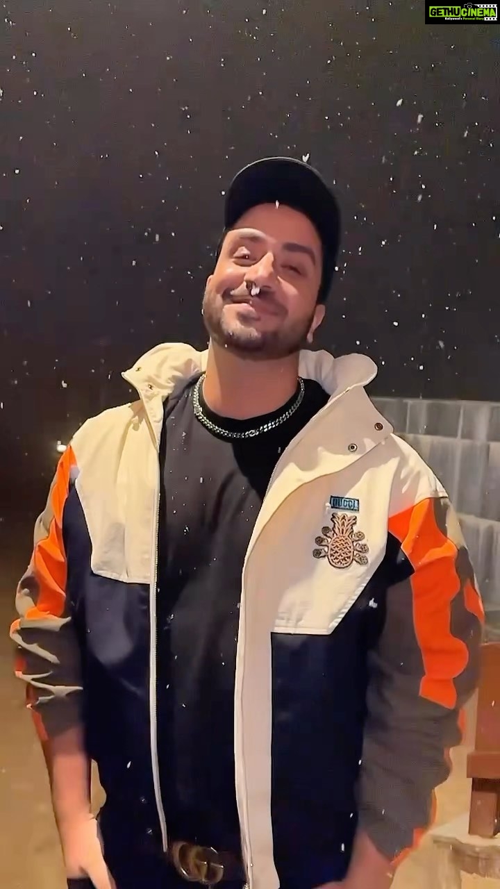 Aly Goni Instagram - I dedicate this song to Kashmir ❤️ “NA HOKE BHI KAREEB TU HAMESHA PAAS THA”🫶🏻 #FirstSnow #SheenMubarak
