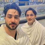 Aly Goni Instagram - Jummah Mubarak ❤️. Swipe left to see from where we started ❤️ Allhamdulillah this is our 10 years challenge 😍 🕋 and inshallah hajj bhi saath karenge with our families yeh niyat karke aaye hai 🤲🏻 And yes once again thanx to our brother @alkhalidtours for everything 🙏🏼