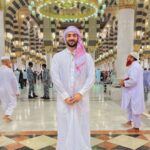 Aly Goni Instagram - Wallah MADINAH is the most peaceful place in the world 🥺❤️ I have travelled world but Hands down..I don’t feel like going back. I just want to stay here. I feel I am close to my Prophet Muhammad (ﷺ) ❤️🥹 Thank you so much @alkhalidtours bhai for the best of everything 🙏🏼
