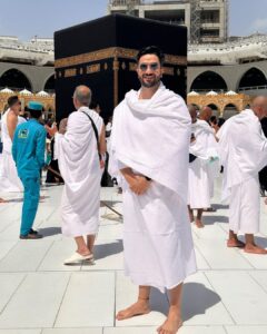 Aly Goni Instagram - Allhamdulillah 🤲🏻❤️

#Umrahwithakt