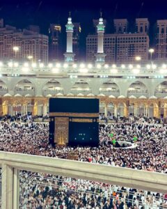 Aly Goni Instagram - Allhamdulillah 🤲🏻❤️

#Umrahwithakt